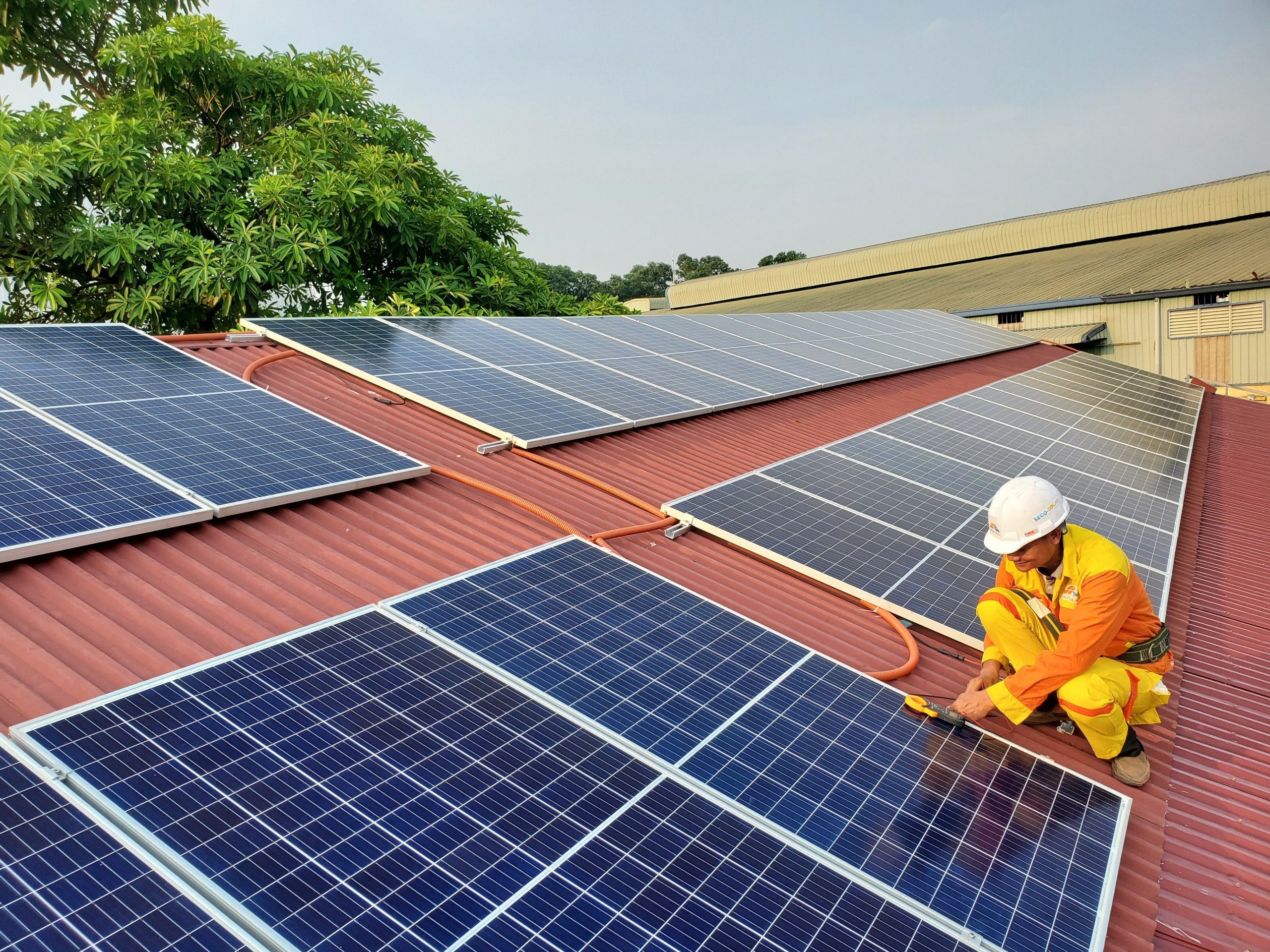 Installer panneaux solaires sur le toit d'une maison